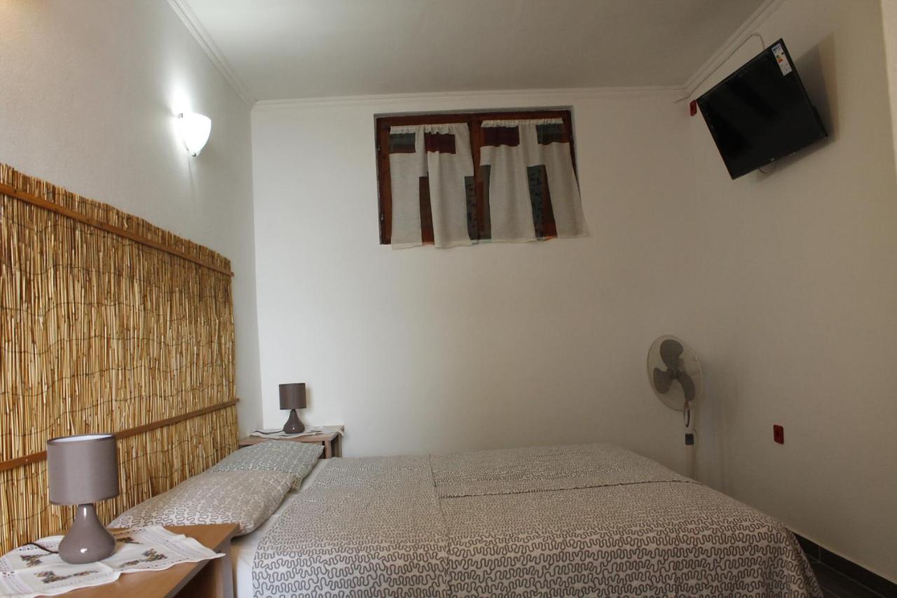 Pataki Studios Petrovac Exterior photo